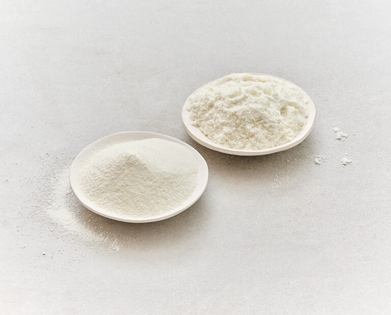 Photo de Concentrés de protéines de lactosérum (WPC) dans des petites assiettes