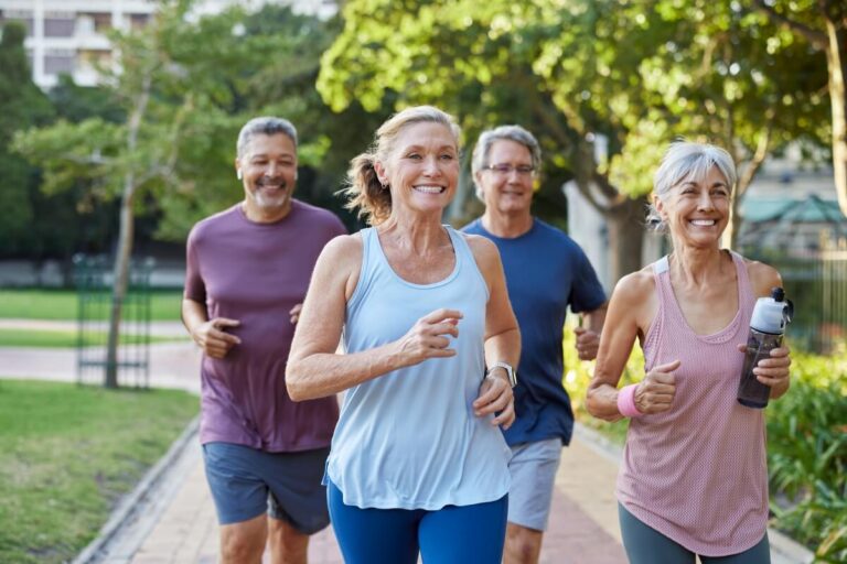 Groupe de personnes seniors faisant de la course à pied